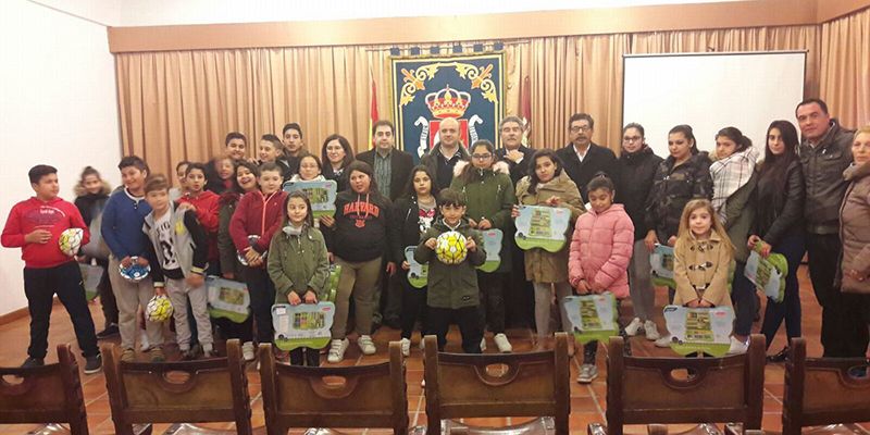 Los alumnos del PRIS de Refuerzo Escolar de Huete reciben regalos de Navidad por su constancia