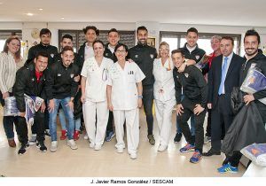Los jugadores del CD Guadalajara visitan el Hospital Universitario de Guadalajara