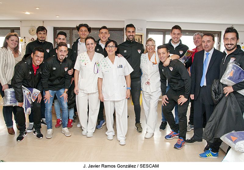 Los jugadores del CD Guadalajara visitan el Hospital Universitario de Guadalajara