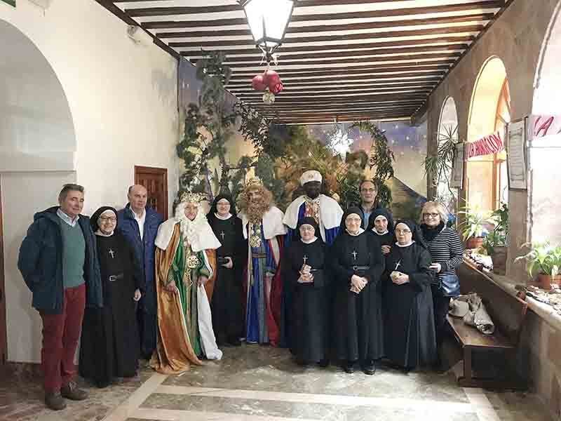 Los Magos de Oriente han traído ilusión y regalos a niños y mayores, y agua, a la Ciudad del Doncel