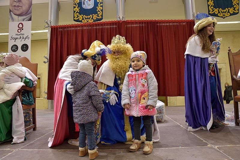 Los Reyes Magos recibieron a todos los niños de Pastrana en el Palacio Ducal