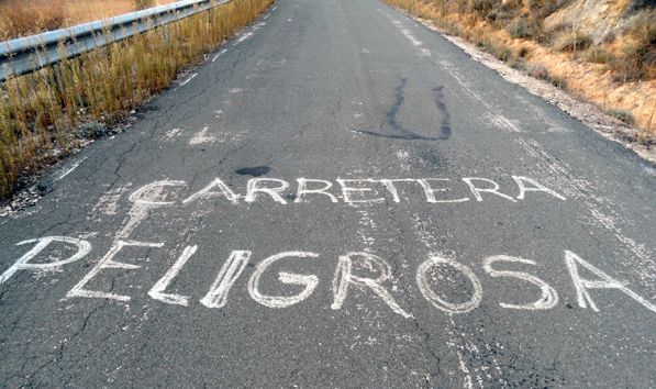 Los vecinos de Mazarulleque recogen firmas para exigir a la Junta la reparación del tramo de la carretera autonómica CM2000