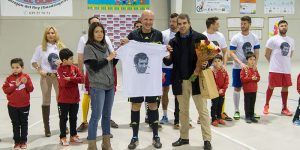 Luis Aragonés y el público ganadores del Partido de La Esperanza