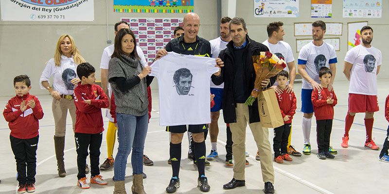 Luis Aragonés y el público ganadores del Partido de La Esperanza