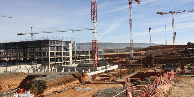 Más de cien personas trabajan ya en las obras del nuevo Hospital Universitario que construye en Cuenca el Gobierno regional