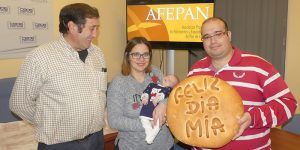 Mía Verdejo Cerro recibe su premio de dos meses de pan como primera persona nacido en 2018 en Cuenca