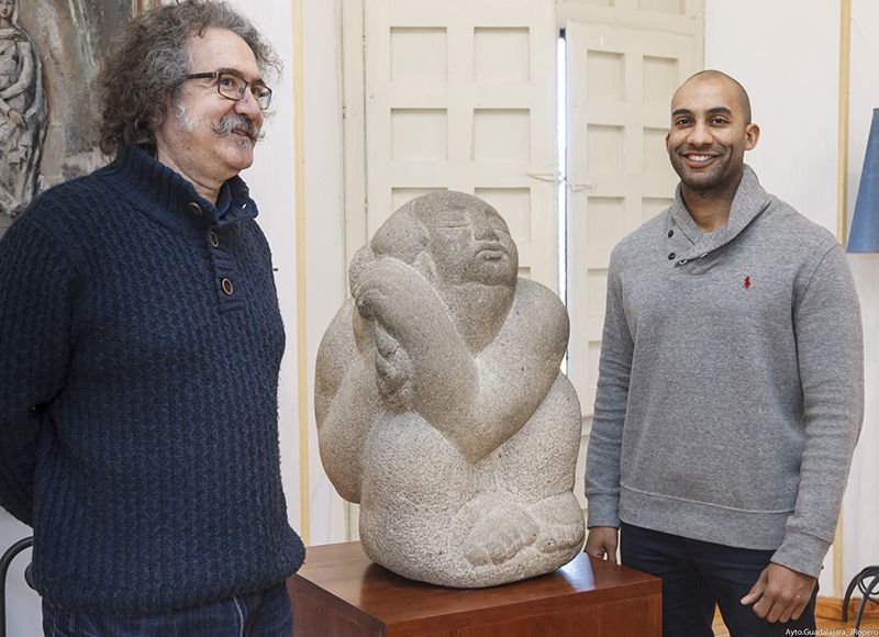 “Mujer sentada”, obra en granito del escultor José de Creeft, se encuentra ya en el Palacio de la Cotilla