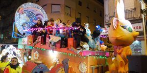 Los Reyes Magos llegan a las calles de Cuenca en una Cabalgata cargada de caramelos, alegría e ilusión