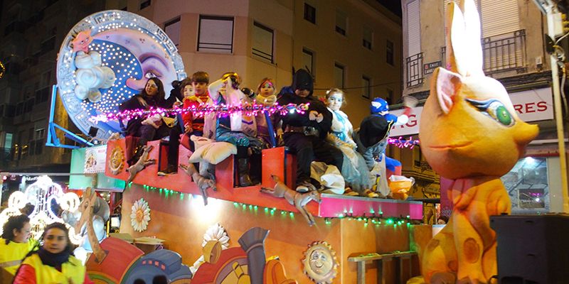 Los Reyes Magos llegan a las calles de Cuenca en una Cabalgata cargada de caramelos, alegría e ilusión