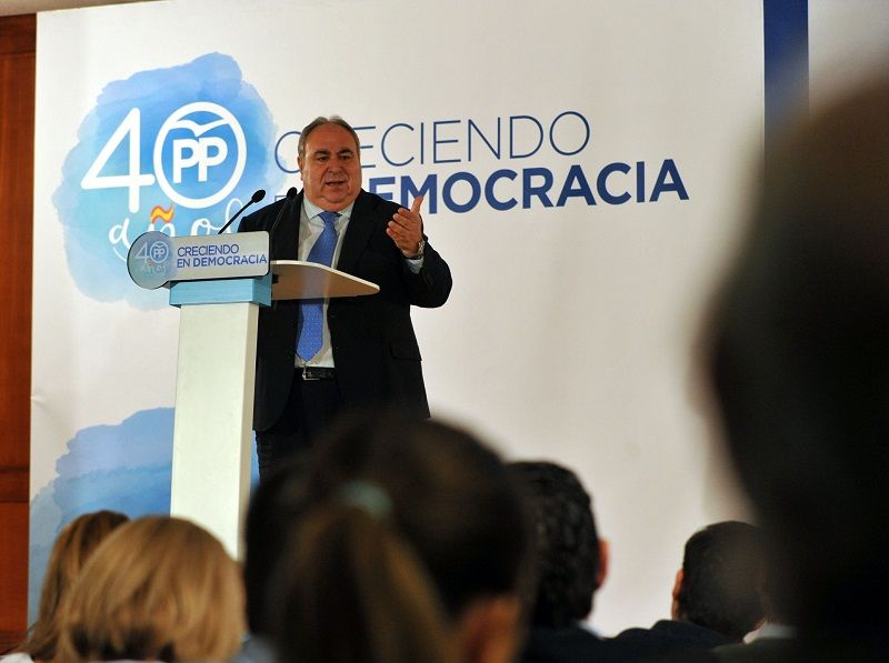 Tirado Frente a Page y Podemos que piden más diputados, el PP quiere más médicos, mejorar la educación y ayudar a los agricultores