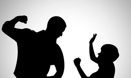 Una mujer marroquí, con sangre en manos, cara y cuello, denuncia en Guadalajara haber sido agredida por su esposo