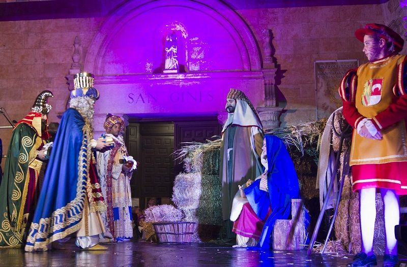 Vistosas carrozas, 300 antorchas, 100 ocas, 10 bueyes, banda de música, batukada..., todo listo en Guadalajara para celebrar la tradicional Cabalgata de los Reyes Magos