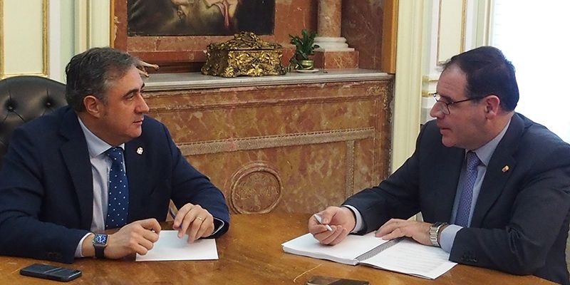 Ángel Mariscal felicita a Benjamín Prieto por recibir la Mención Especial de los Premios ‘Europa Nostra’