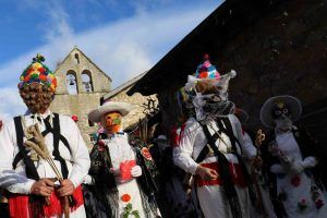 Botargas y mascaritas esparcen fertilidad a la tierra y buenos augurios a los presentes en el Carnaval de Almiruete 2 Botargas y mascaritas esparcen fertilidad a la tierra y buenos augurios a los presentes en el Carnaval de Almiruete