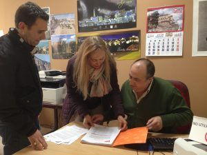 Cs Cuenca registra las más de mil firmas recogidas para reclamar a Fomento un aparcamiento gratuito junto a la estación del AVE