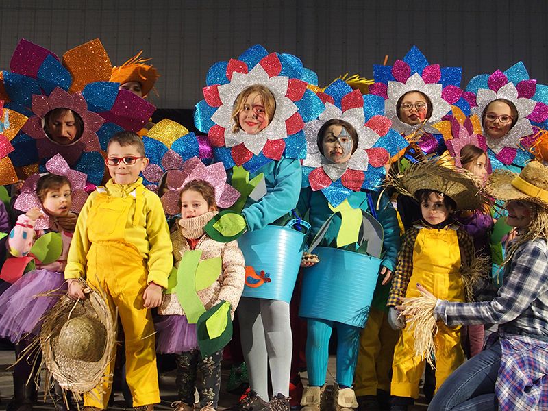 Cuenca celebra el Carnaval con un desfile de color y diversión