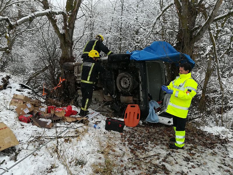 Dos heridos tras la salida de vía de una furgoneta en Aliaguilla