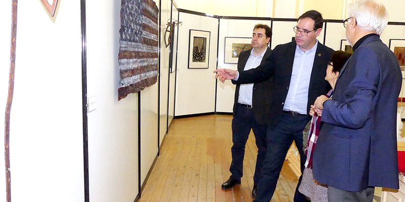 El artista iraní Riaz Sanatian se estrena ante el público conquense con una exposición en la Diputación