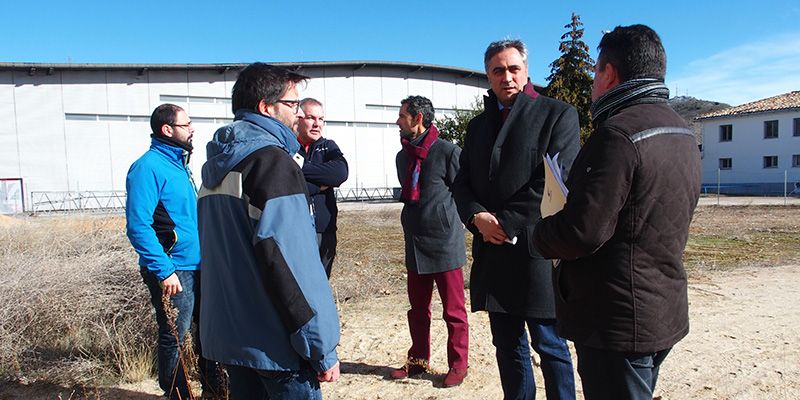 El Ayuntamiento de Cuenca realiza trabajos de limpieza debajo de las gradas del Estadio Municipal de la Fuensanta