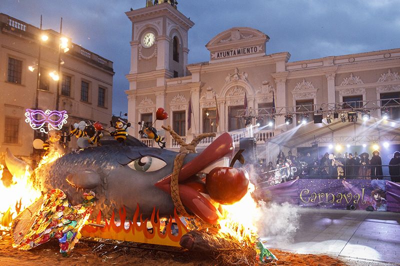 El “entierro de la sardina” puso ayer un brillante broche a las celebraciones del Carnaval 2018 de Guadalajara