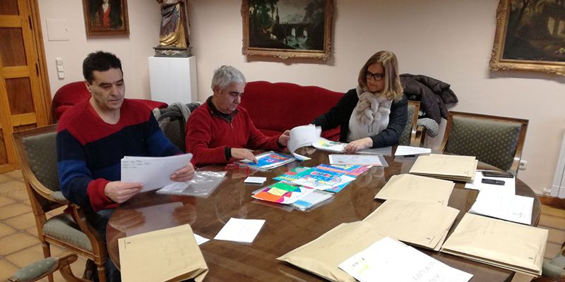 El jurado del V Concurso de Dibujo Abstracto Dibuja los colores de Cuenca se reúne para elegir a los ganadores