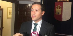 El PP critica las excusas de la Junta y asegura que el jefe de servicio indica que los médicos sin título homologado presentan “graves deficiencias en su formación quirúrgica" 2 El PP denuncia que Page siga poniendo excusas por el escándalo de ginecólogos sin homologar y no busque soluciones