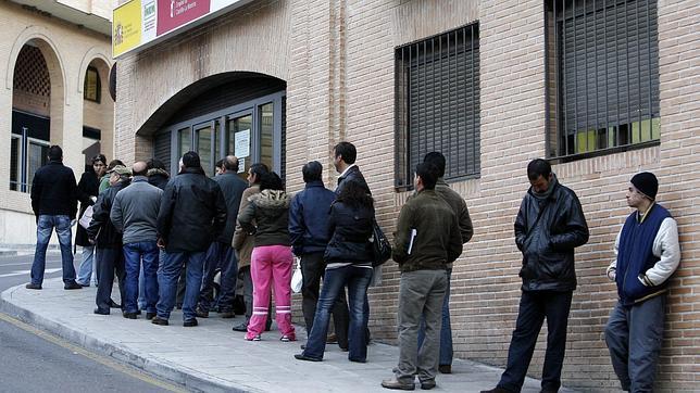 El PP se llena de razón Page sitúa a Castilla-La Mancha como la segunda región donde más sube el paro, con más déficit y más deuda