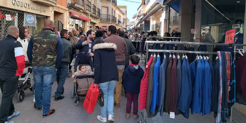 El público respondió a la celebración de XX Mercadillo del Comercio de San Clemente