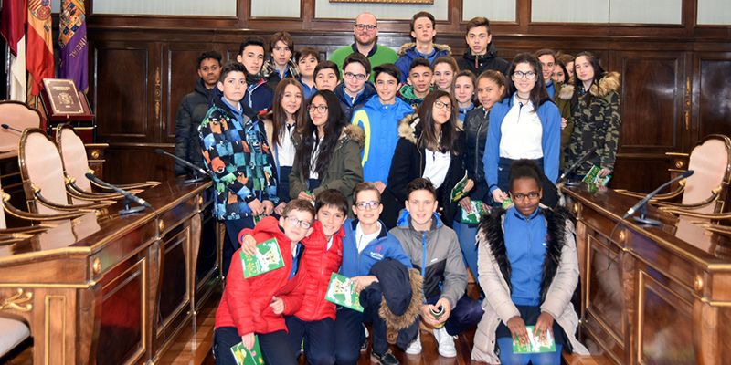 Escolares de la ESO del Colegio Maristas visitan la Diputación Provincial