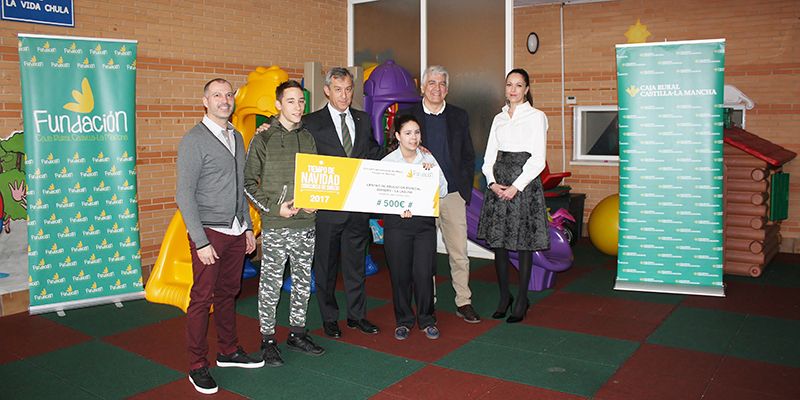 Fundación Caja Rural CLM entrega 500 euros al C.C.E.E. ‘Aspades-La Laguna’ de Puertollano