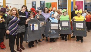 Gran  ambiente, originalidad y buen humor en el concurso de disfraces de mayores de Guadalajara