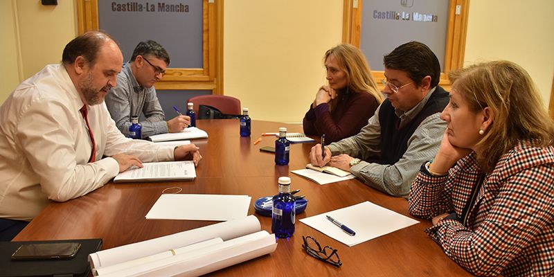 Guijarro traslada a los grupos políticos del Ayuntamiento de Cuenca información sobre los proyectos en los que trabaja la Junta
