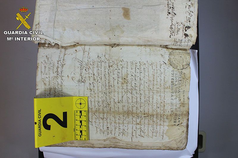 La Guardia Civil recupera dos libros del siglo XVI del partido judicial de Huete