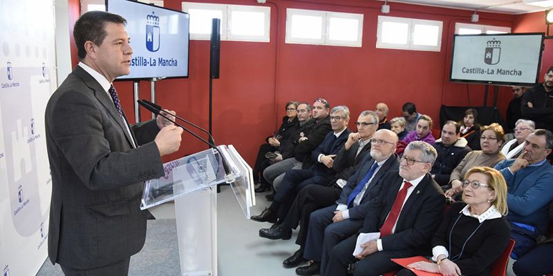 La Junta ofertará más de 1.000 plazas para maestros de Primaria en 2019 y activará un plan de renovación tecnológica en centros educativos