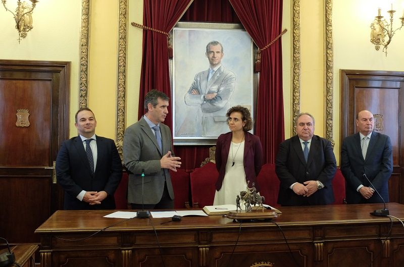 La Ministra de Sanidad visita el Ayuntamiento de Guadalajara y firma en su libro de honor