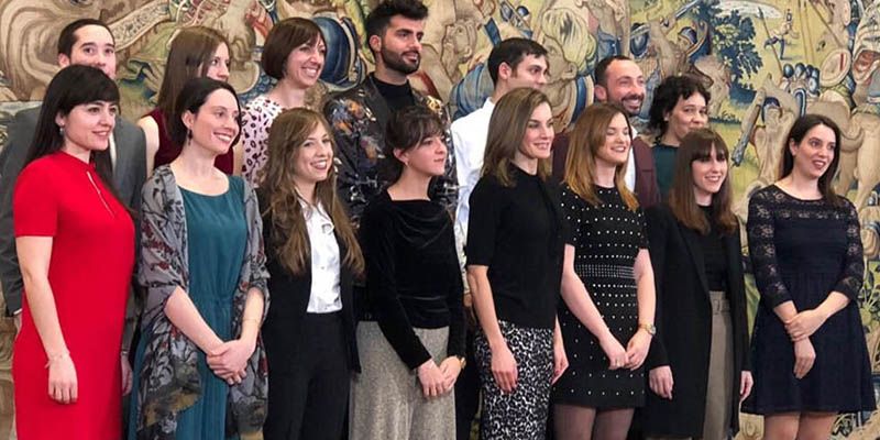 La reina entrega los diplomas de la VI edición del Máster en Medios de Impresión Gráfica, Ilustración y Acuñación Artística de la UCLM