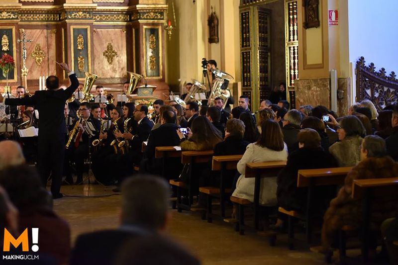 Los hermanos de la Soledad de San Agustín viven una emotiva tarde de homenaje con La Juvenil Filarmónica de Villamayor