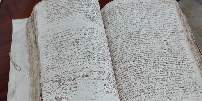 Los protocolos notariales de Huete recuperados por la Guardia Civil son entregados al Archivo Histórico de Cuenca