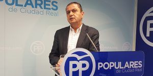 Martín-Toledano se lleva las manos a la cabeza por la postura de Page con los PGE