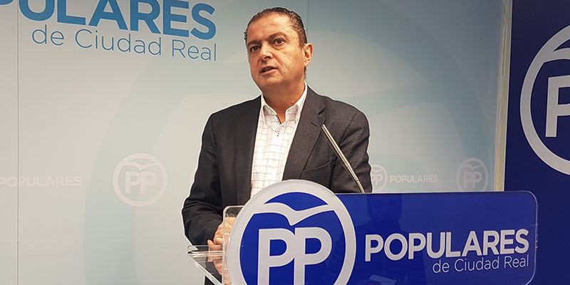 Martín-Toledano se lleva las manos a la cabeza por la postura de Page con los PGE