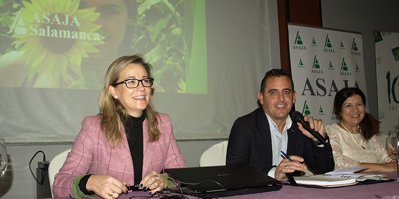 Merino lanza flores a Asaja “Es la organización agraria que mejor defiende a las mujeres rurales”
