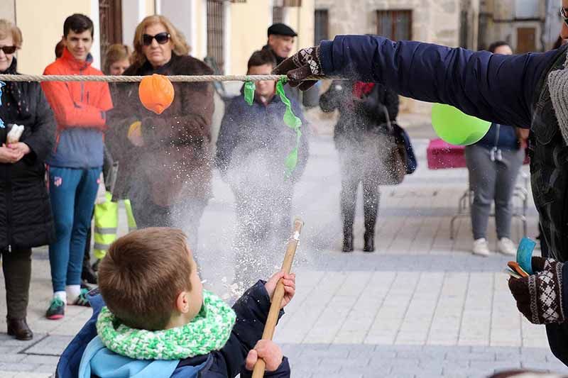 Pareja se reúne en torno a los pucheros del Jueves Lardero