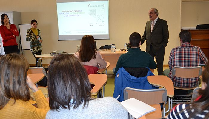 Docentes de centros de Guadalajara que forman parte del pilotaje de la asignatura de Educación para la Igualdad, la Tolerancia y la Diversidad asisten a una jornada formativa