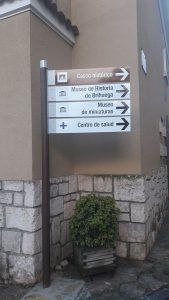 El Ayuntamiento de Brihuega continúa renovando las señales de su casco urbano