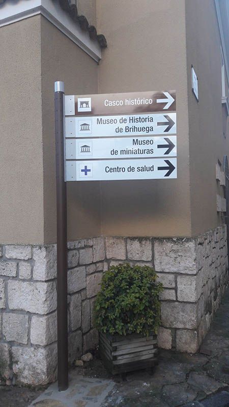 El Ayuntamiento de Brihuega continúa renovando las señales de su casco urbano