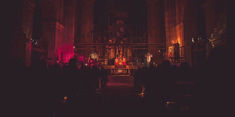 El Coro Alonso Lobo representó entre velas y penumbra su ‘Oficio de Tinieblas’ en el Monasterio de Uclés