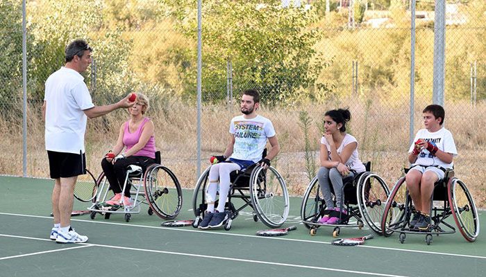 El Hospital Nacional de Parapléjicos consolida el tenis en silla de ruedas como oferta deportiva y de ocio entre sus pacientes