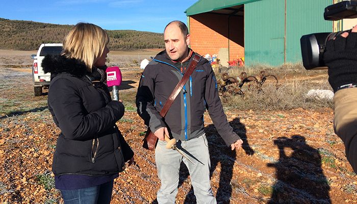 El joven agricultor, Ismael Sanz, ganador del primer premio del concurso Generación AGRO con su proyecto sobre Truficultura que desarrolla en Mariana