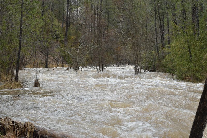 El río Escabas baja inmenso gracias a las lluvias caídas