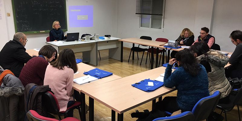 Empresarios y trabajadores de El Provencio se forman en inglés comercial